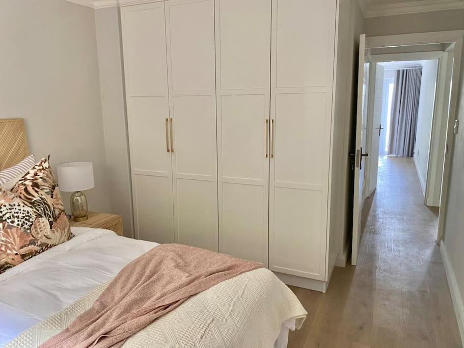 Luxurious 3 Bedroom With Amazing Views Apartment *
